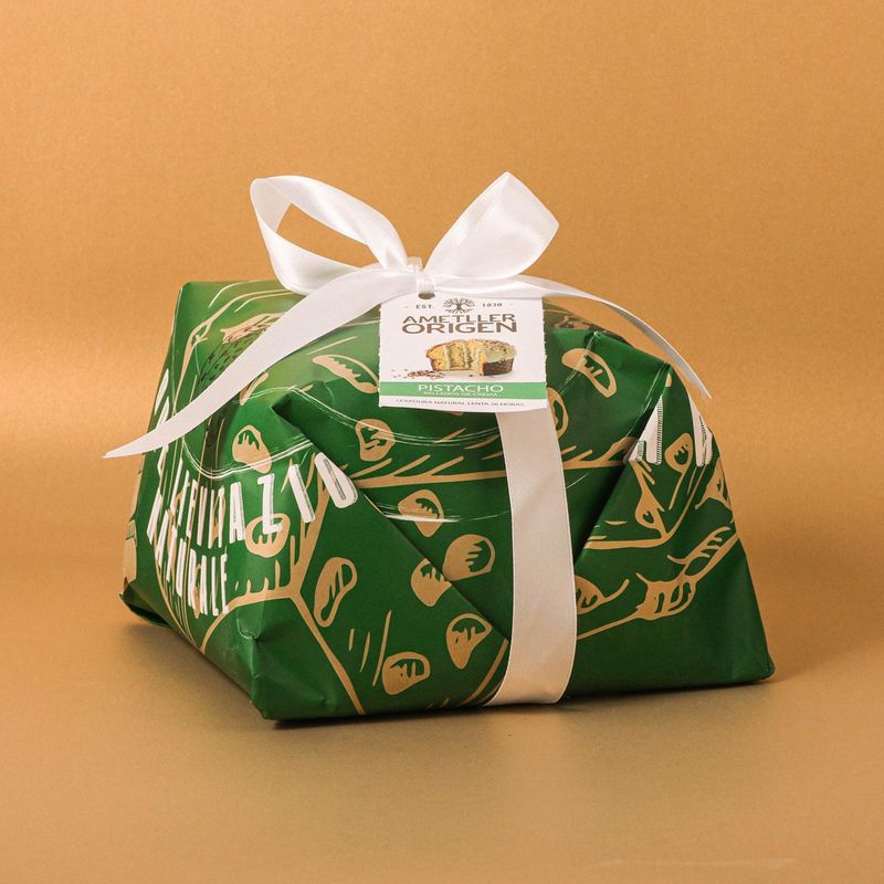 Panettone relleno con crema de pistacho